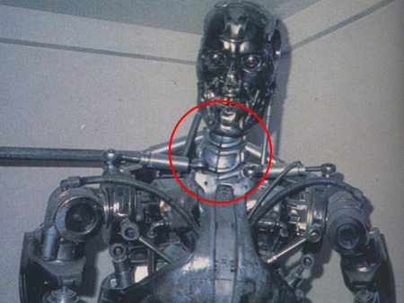 1986年頃、スタンウィンストンスタジオに展示されていた1作目のプロップ。 ("宇宙船"より)