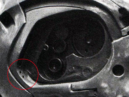 T1製作時の資料写真。画像左下の方に2つの穴があります。