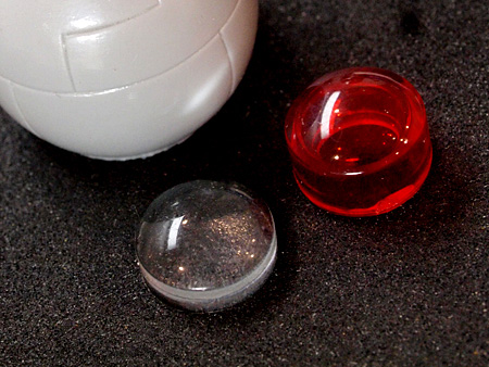 T-STUDIOが製作した半透明レンズと、M1号社製キットに付属する赤いレンズ