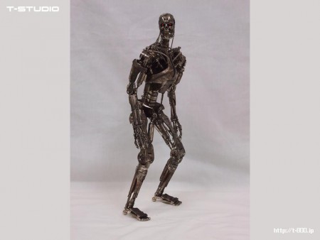 HOTTOYS Quarter Scale - 1/4 Scale Fully Poseable Figure: The Terminator - T-800 Endoskeleton